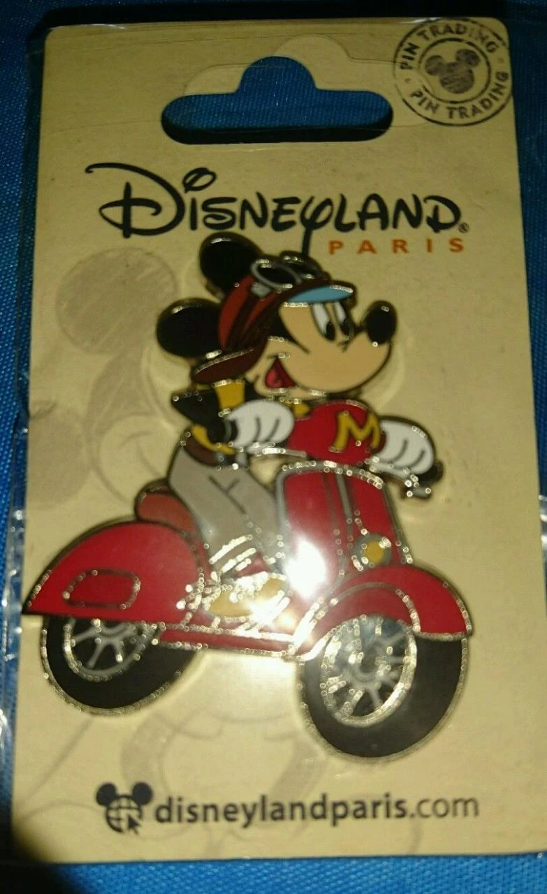 Pins disney Disneyland Paris Mickey sur son scooter Provient du parc disneyland